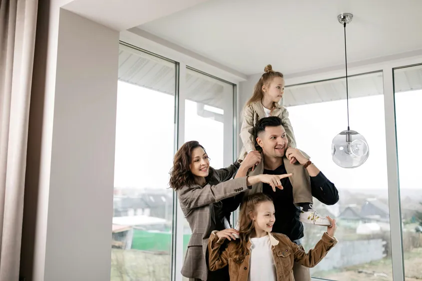 Famille dans son salon avec portes-fenêtres