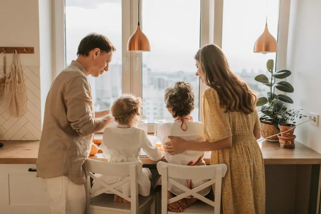 Famille dans une cuisine lumineuse