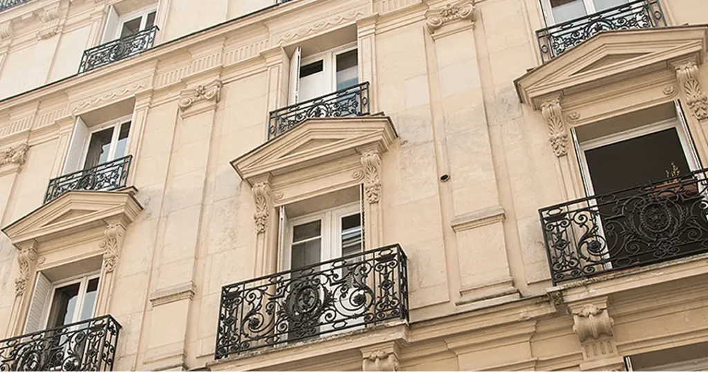 Façade avec fenêtres