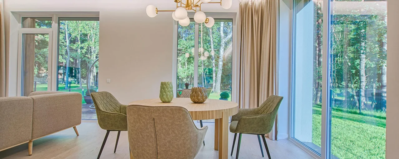 Salon lumineux avec des portes-fenêtres