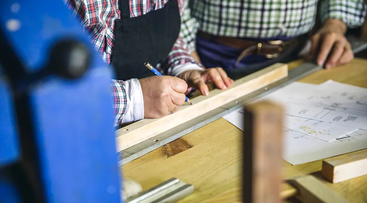 Menuisiers au travail