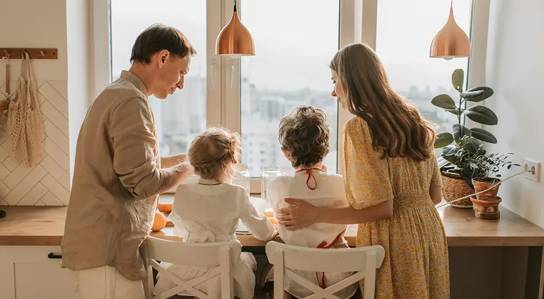 Famille dans sa cuisine lumineuse