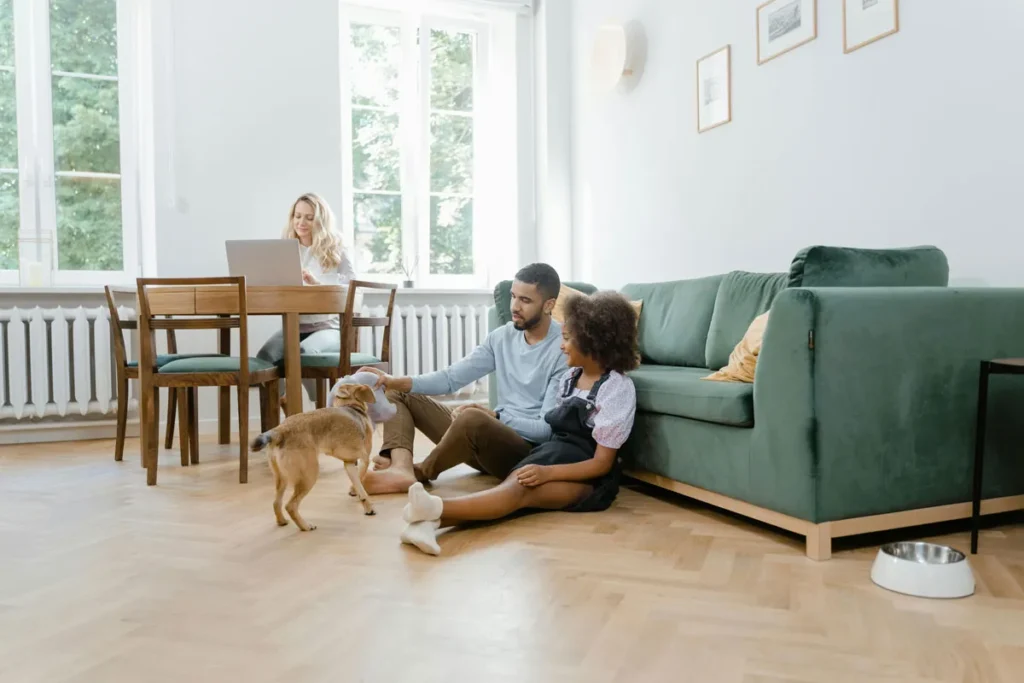 Famille dans son salon lumineux avec fenêtres blanches